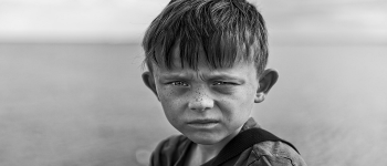 Cậu bé 12 tuổi giỏi luật tự tin một mình lên tòa để cứu cha, điều cậu nói ở tòa khiến ai cũng khóc.