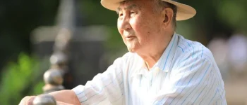 Ông lão đi dép lê vào mua ô tô, nhân viên chê nghèo không ai tiếp để rồi 5 phút sau thì…