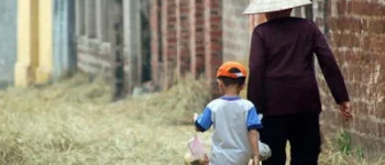 Bà lão bán xôi cưu mang cô gái trẻ mang thai bỏ nhà ra đi và cái kết ấm lòng